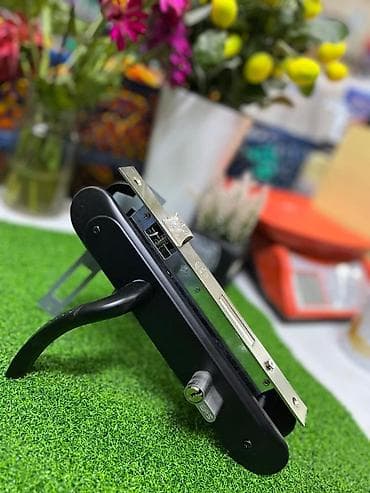 Дверной комплект: врезной замок с ручками на планке - Тип