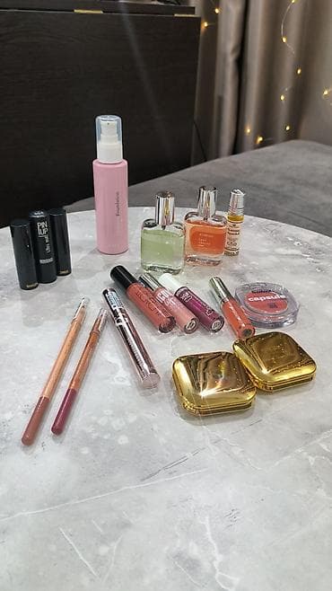 комплект косметики: Продаю любимую косметику в идеальном состоянии! Продаю набор. Что — 2