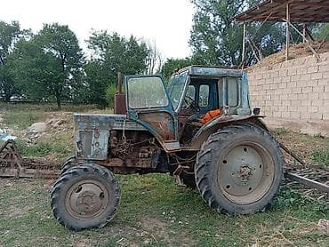 Трактор колесный с кабиной, класс тяги примерно 1,4–2,0. Дизель