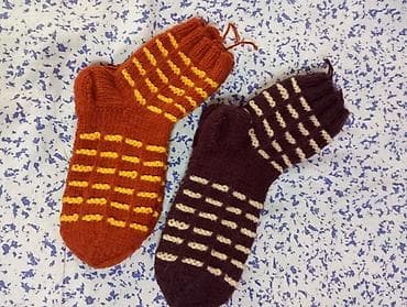Вязаные шерстяные носки ручной работы. Описание: - Плотная ручная