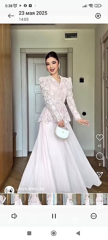 chanel boy: Наряд в нежно-молочном оттенке: кружевной пеплум-топ и длинная — 1