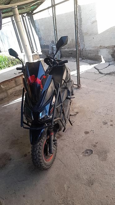 кенгурятник на скутер: Продается скутер. Модель в черном цвете с агрессивным дизайном — 1