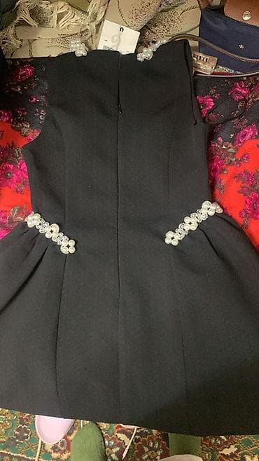 блестящие: Черное платье без рукавов с декоративной отделкой жемчугом и — 2