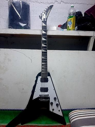 Гитары: Продаю гитару формы Flying V. Jackson. Все работает прекрасно. В — 1