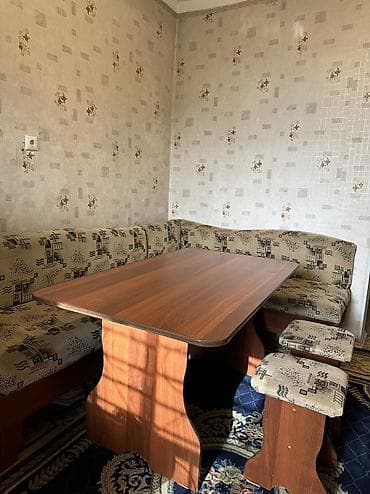 Кухонный уголок с обеденным столом и табуретами Состав комплекта: - — 1