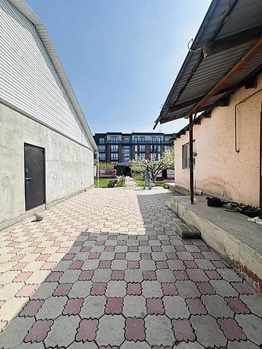 Продаётся жилой дом с благоустроенным двором. Описание объекта: - — 8