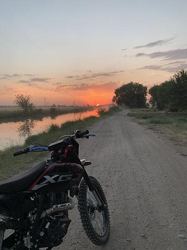 Питбайк/эндуро XGJ (на пластике — XGJ), черный с красными и белыми at lalafo.kg Питбайк/эндуро XGJ (на пластике — XGJ), черный с красными и белыми