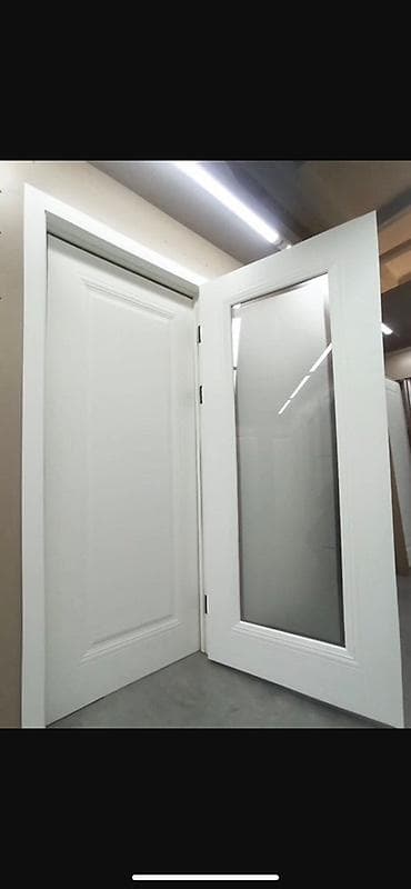 Белая межкомнатная дверь с гладкой панелью и прямоугольным профилем