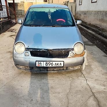 Автомобиль: компактный 3‑дверный хэтчбек серебристого цвета. Кузов и