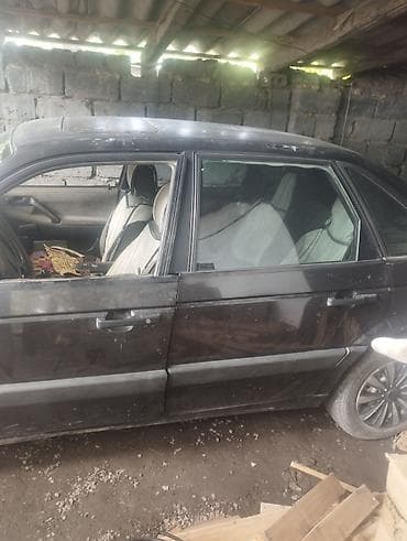 Volkswagen Passat: 1991 г., 1.8 л, Механика, Бензин, Седан