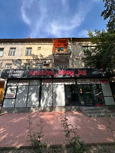 Продается коммерческое помещение по первой линии По Молодой Гвардии