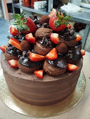 продаю кукурузы: Десерты ручной работы. - Торт «Шоколад и ягоды»: высокий шоколадный — 1