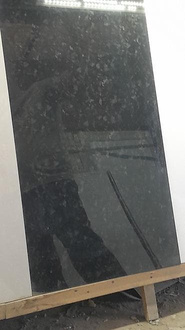 Гранитная плита (полированная), темно‑серый/черный оттенок с выразимой