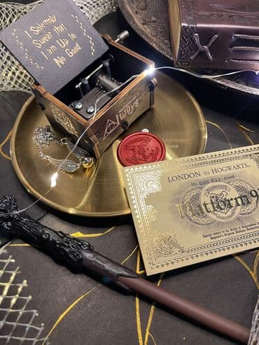 золотой набор с изумрудом: Набор Гарри Поттера • Подарочная коробка с лого «Хогвартс» • Кожанный — 2