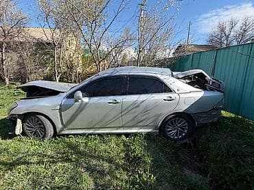 значок гибрид: Toyota Crown Hybrid (S204), серебристый седан, гибрид. Основные — 2