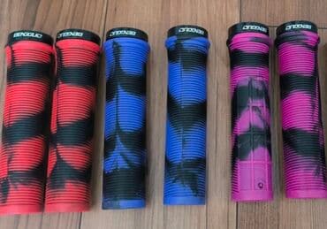 руль для велосипедов: Продаю новые грипсы. Китай. С фиксатором. Расцветки что на фото . под — 1