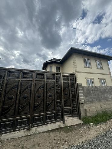 дом на исык куле: Продаётся двухэтажный жилой дом!!! Дом находится на 6км Фуркат (Беш — 2