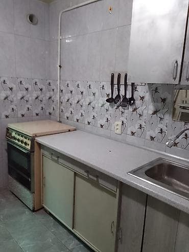 Үйлөр: Сдаю пол дома.Общая площадь 60квм вход отдельный, три комнаты, кухня — 7
