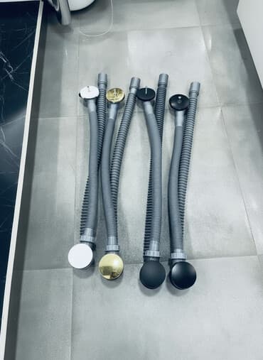 насадка для шланга: Сифон-перелив для ванны с гибким гофрированным шлангом и поворотной — 1