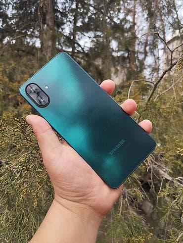 телефон сам: Samsung Galaxy A14, Б/у, 128 ГБ, цвет - Зеленый, 2 SIM — 1