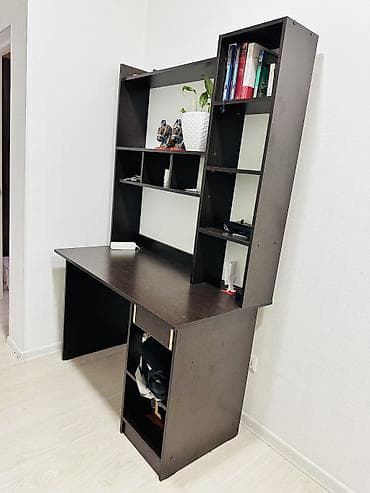 Столы: Компьютерный стол, с полками, в отличном состоянии. Длина - 120 см — 1