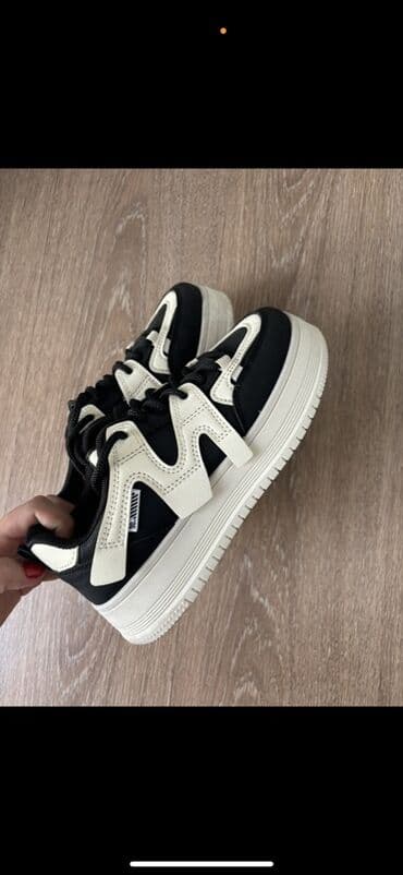 Кроссовки унисекс в черно‑молочной гамме с контрастными накладками. -