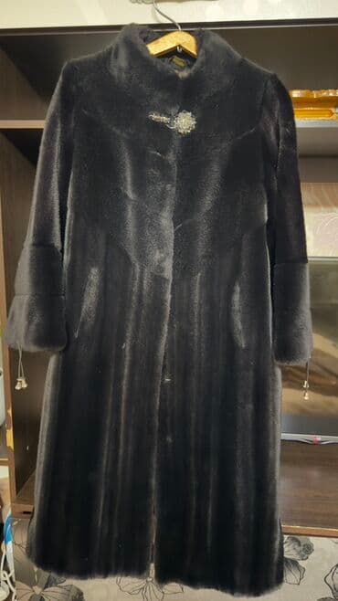 мед формы: Шуба из темного меха, длина миди/макси. Прямой силуэт с вертикальными — 2