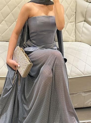 Вечернее платье в серо-стальном оттенке. - Силуэт: струящееся макси с