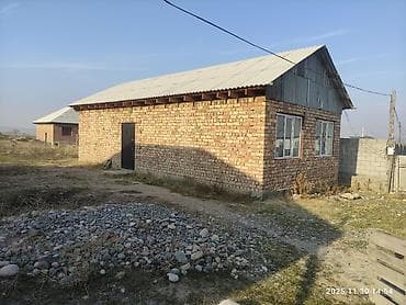 Үйдү ижарага алам: Продаётся кирпичный дом с участком. - Одноэтажное здание — 1