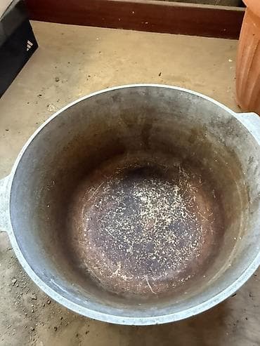 Кухонные принадлежности: Казан чугунный и все остальные кащаны по 500сом каждый катрбля одна — 6