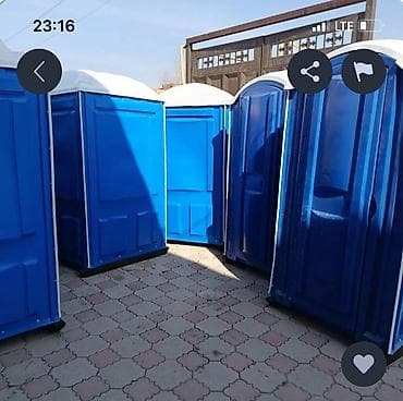 Биотуалеты: Передвижные санузлы (биотуалеты) в синих пластиковых кабинках — 1