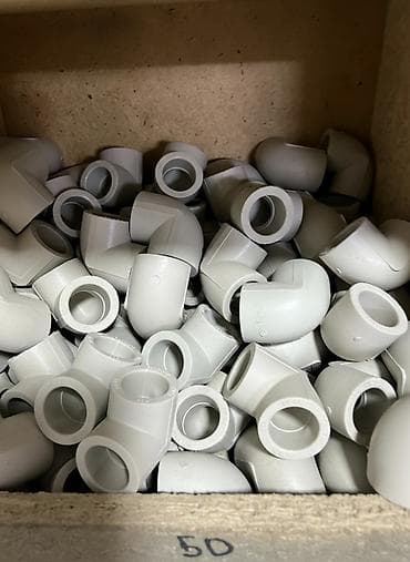 На изображении представлены фитинги из полипропилена для водопроводных