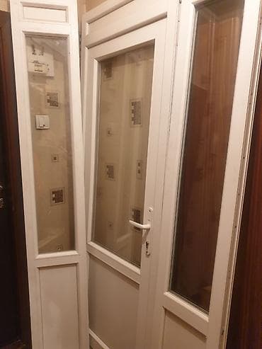 Пластиковая входная дверь с двумя светопрозрачными вставками