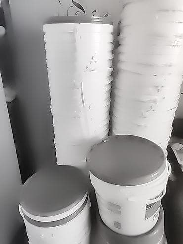 Пластиковые ведра с крышками - Объем: ориентировочно 10–20 л