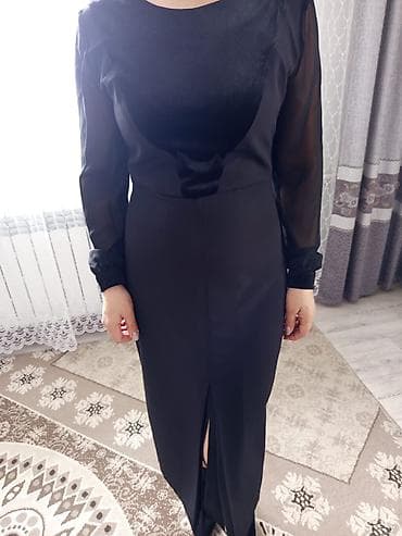 Элегантное черное платье-миди. - Прямой силуэт с центральным