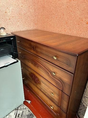 мебель туалетный столик: Комод деревянный с 4 выдвижными ящиками. - Материал: массив/шпон под — 1