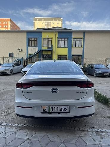 диске: GAC Aion S (седан, белый) Электрический седан с современным дизайном — 4