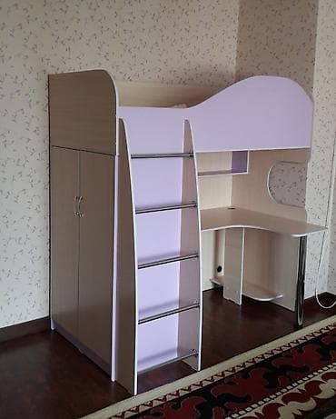 двухъярусная кровать и письменный стол: Кровать-чердак, выполненная в светлых тонах с розовыми вставками — 10