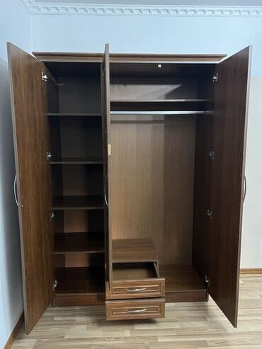 изготовление шкафов для балкона: Трёхдверный шкаф в классическом стиле, отделка под тёмное дерево — 4