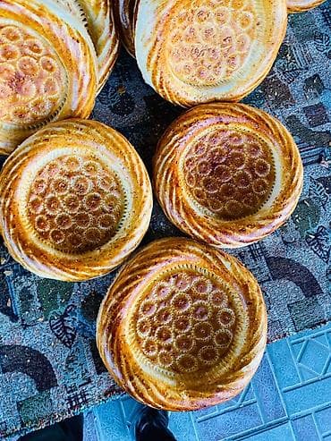 Ягоды: Традиционные узбекские лепёшки (нон/патыр), круглые, с румяной — 1