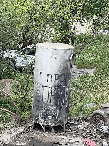 Вертикальная металлическая ёмкость/бак с люком и патрубком - Тип