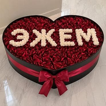 атласная: Светящийся букет из красных роз - Композиция: плотные розы — 5