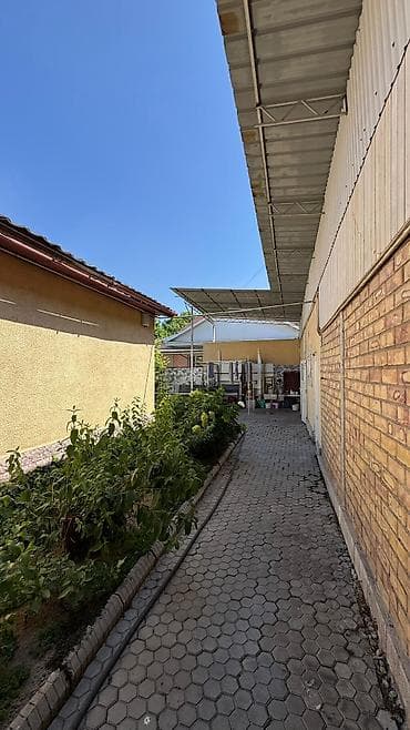 Дома: Продаётся просторный 2-этажный кирпичный дом в тихом районе Бишкека 📍 — 5