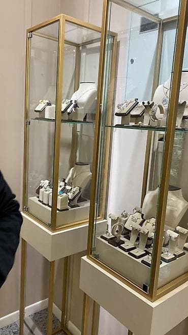 Витрины: Элегантная витрина из стекла с золотистой металлической рамой — 2