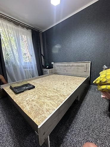 Эмерек: Двуспальная кровать с высоким изголовьем, выполненная в оттенке — 2