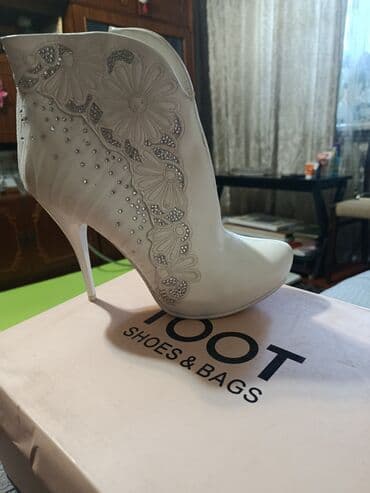 Спецодежда: Элегантные женские ботильоны белого цвета с высоким каблуком-шпилькой — 1