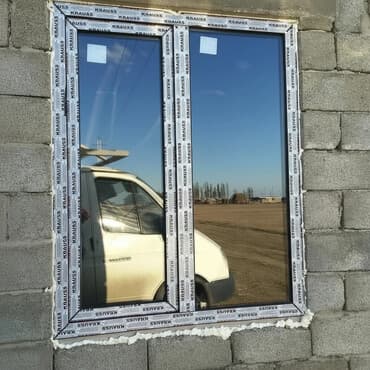 айнек терезелер: Пластиковое окно с двумя секциями и рамой белого цвета, маркированное — 1