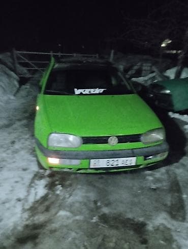 салон машины: Volkswagen Golf III, хэтчбек 5 дв., ярко‑зелёный цвет кузова — 2