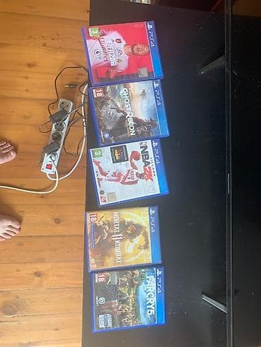 В комплекте игровая консоль Sony PlayStation 4 Pro, два контроллера at lalafo.kg В комплекте игровая консоль Sony PlayStation 4 Pro, два контроллера