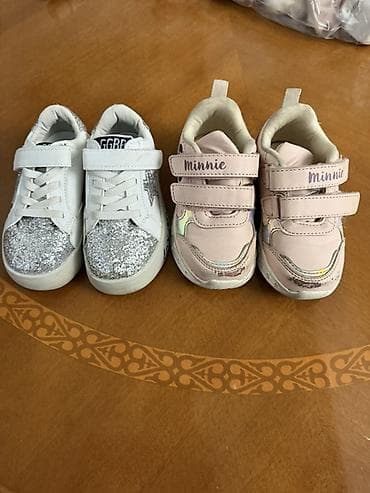 Детские кроссовки, 2 пары, 23 размер обе 1) Белые со сверкающим